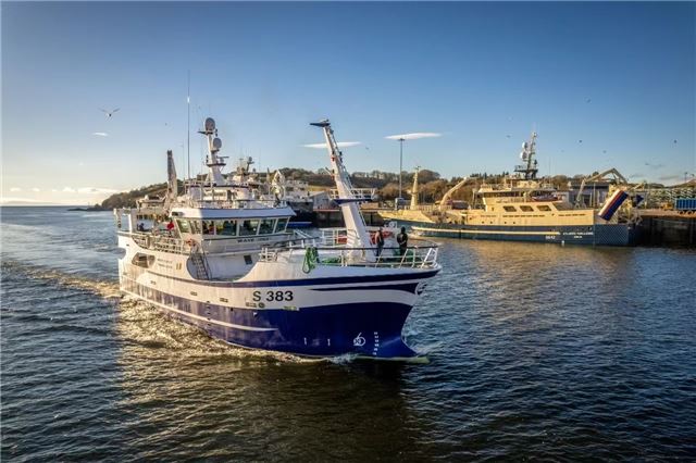 12小时海上执行，助37名被困船员安“薪